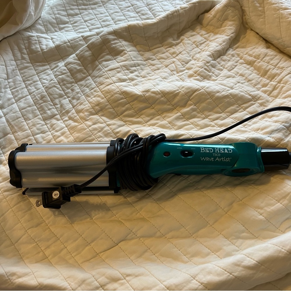 Bed Head Tigi 3 barrel iron